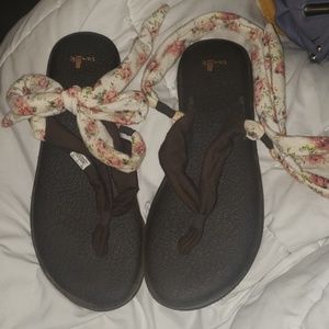 Sanuk shoes